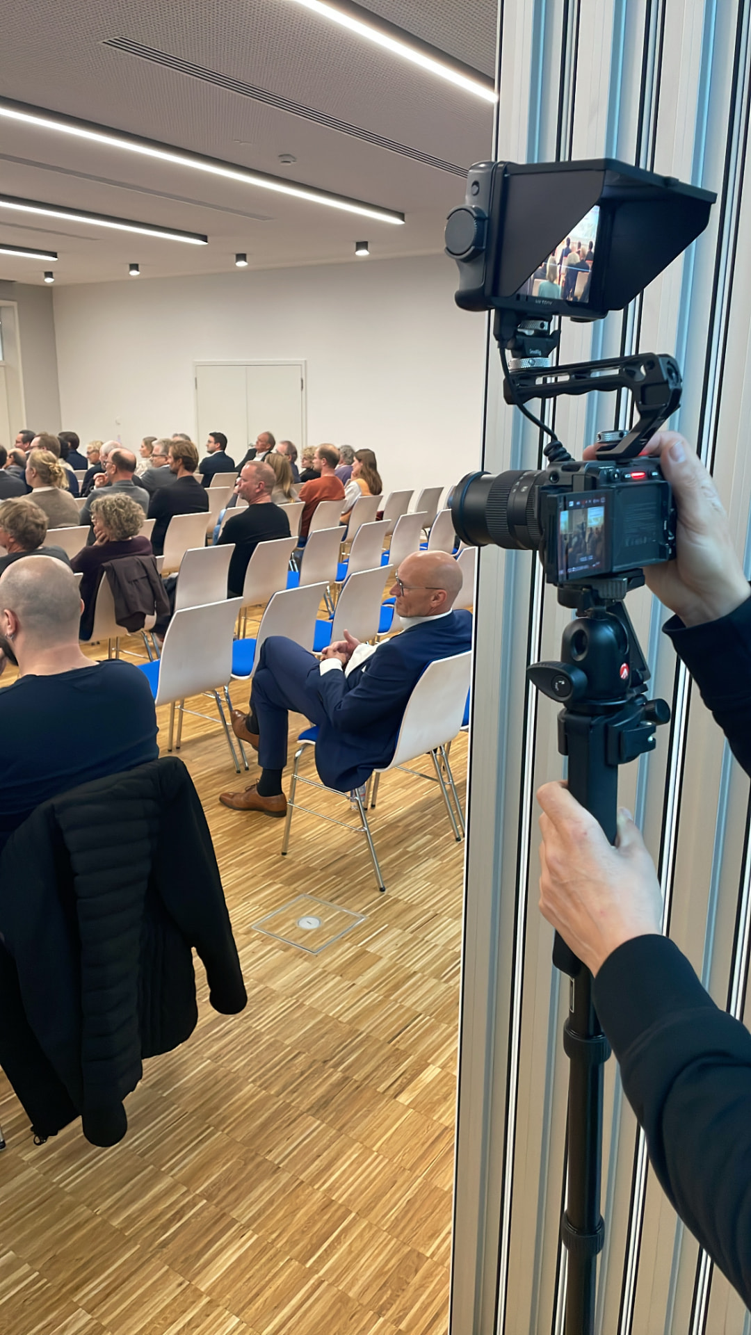 Kameraaufnahmen auf einer Konferenz im vollen Saal