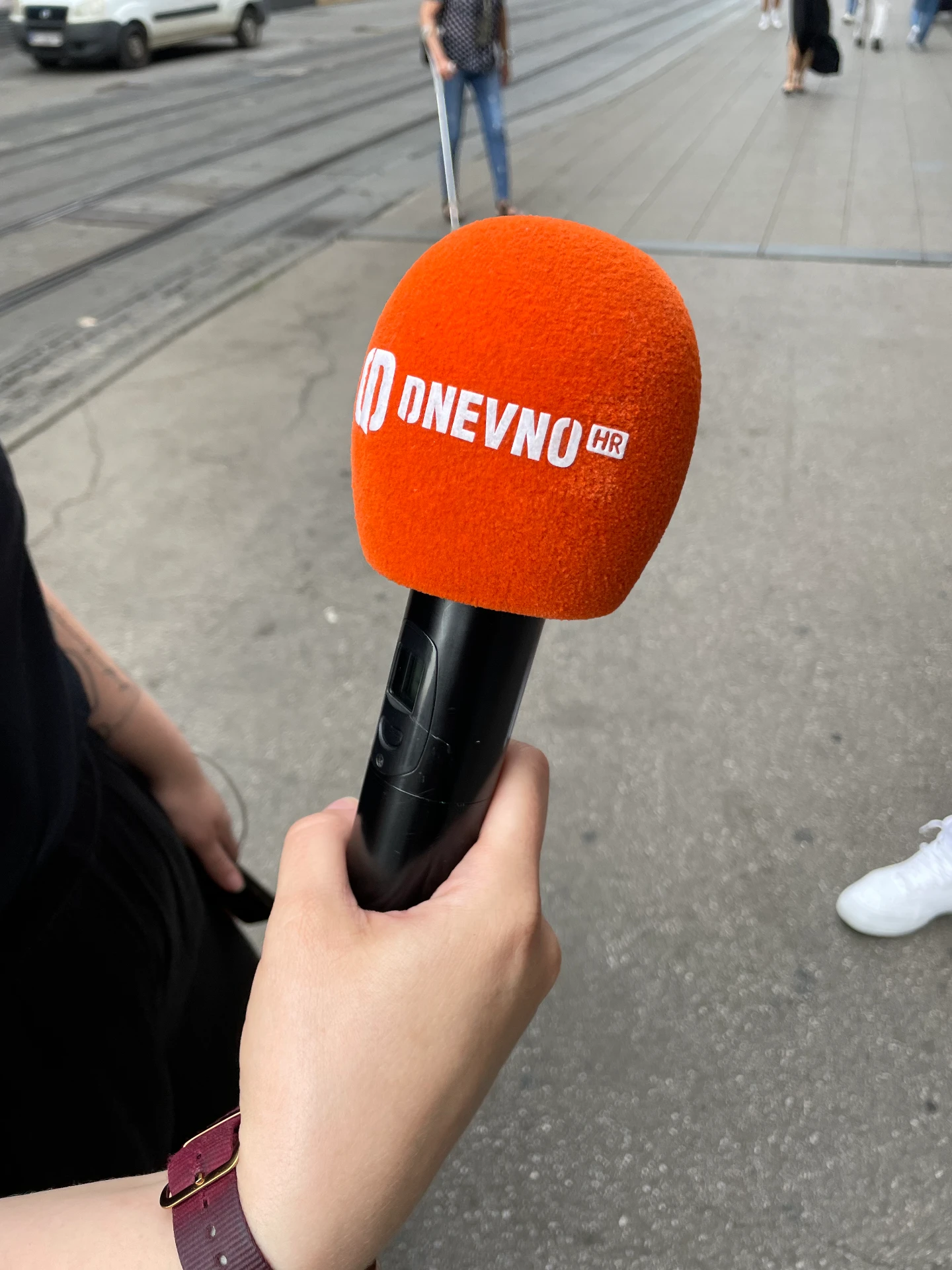 Mikrofon mit Medienlogo im Einsatz