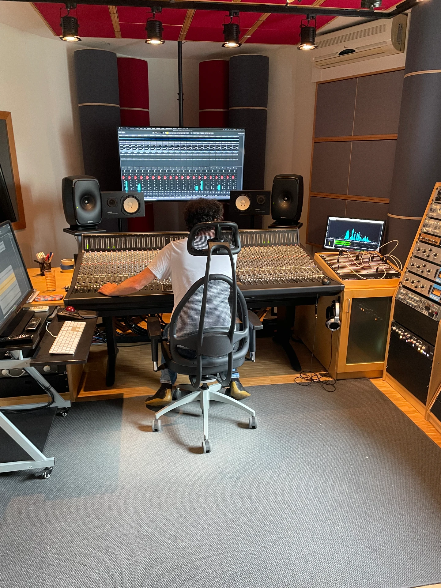 Arbeit am großen Mischpult im Studio