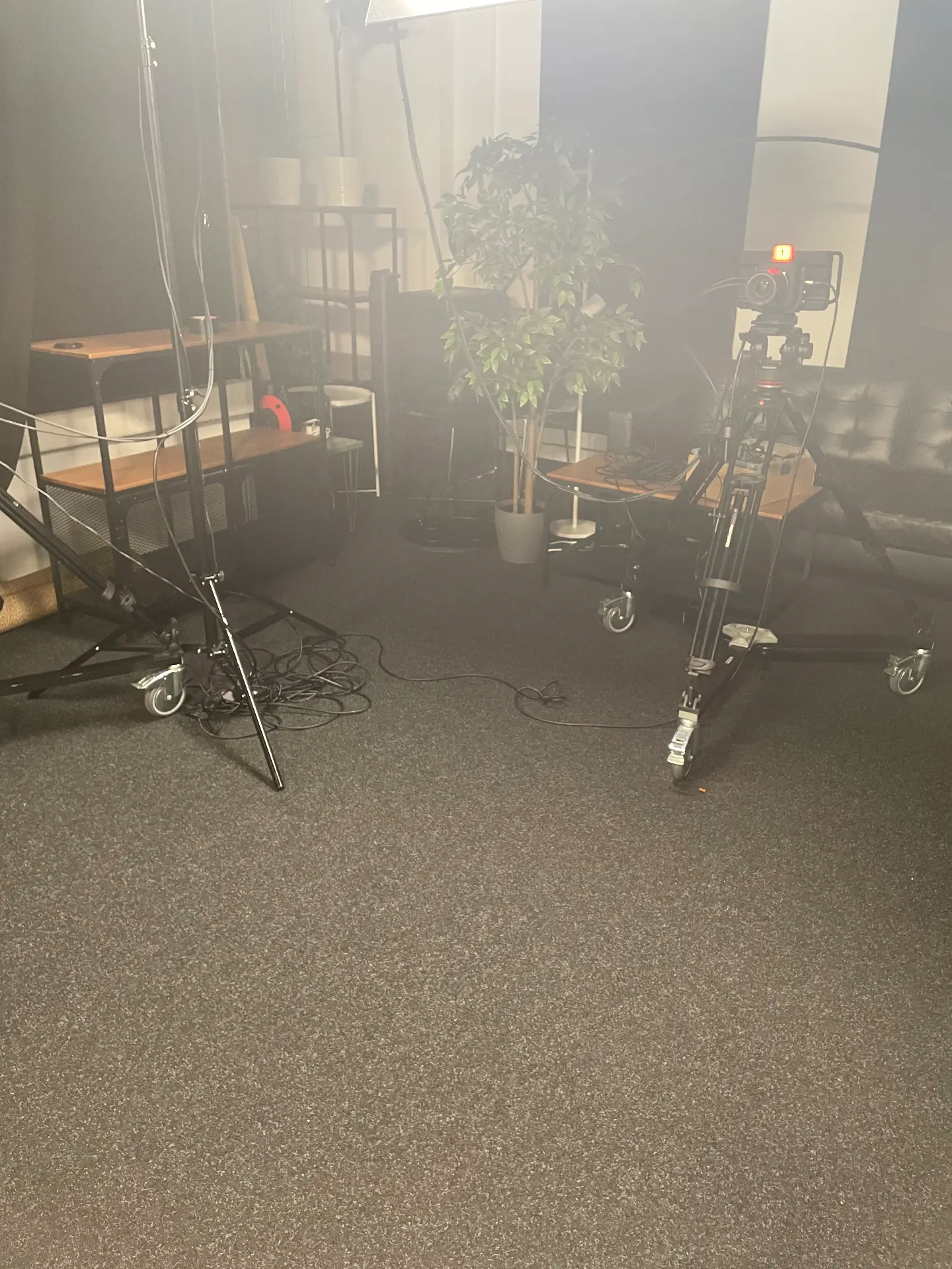 Aufgebautes Set mit Licht und Kamera im Studio