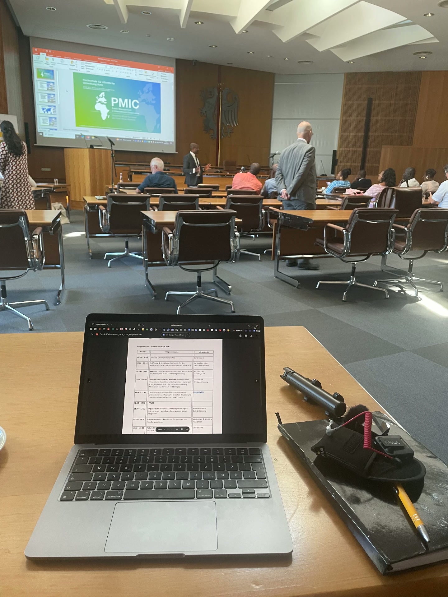 Vorbereitung der Technik auf der PMIC-Konferenz