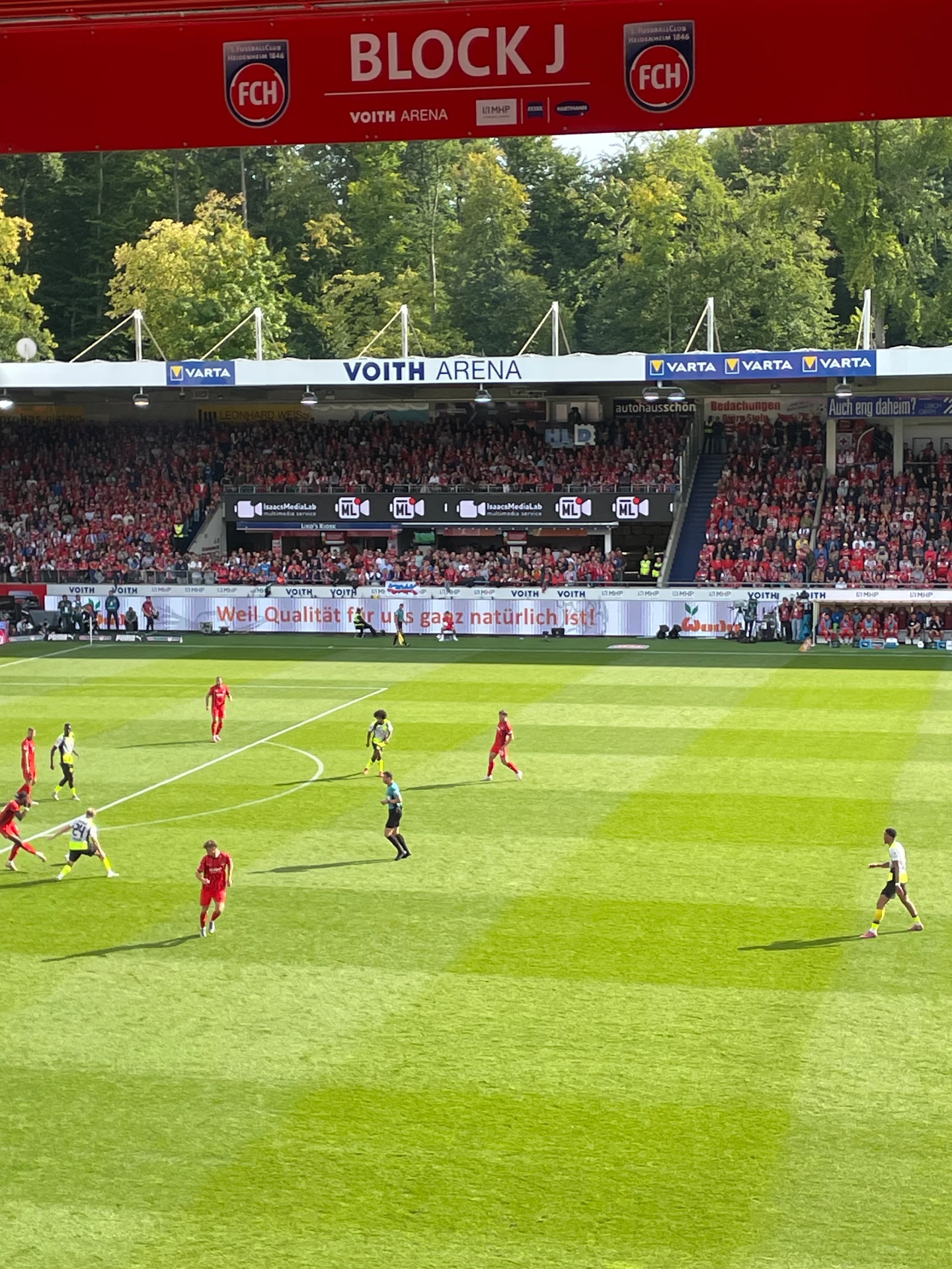Werbebande von IsaacsMediaLab im Stadion während eines Spiels